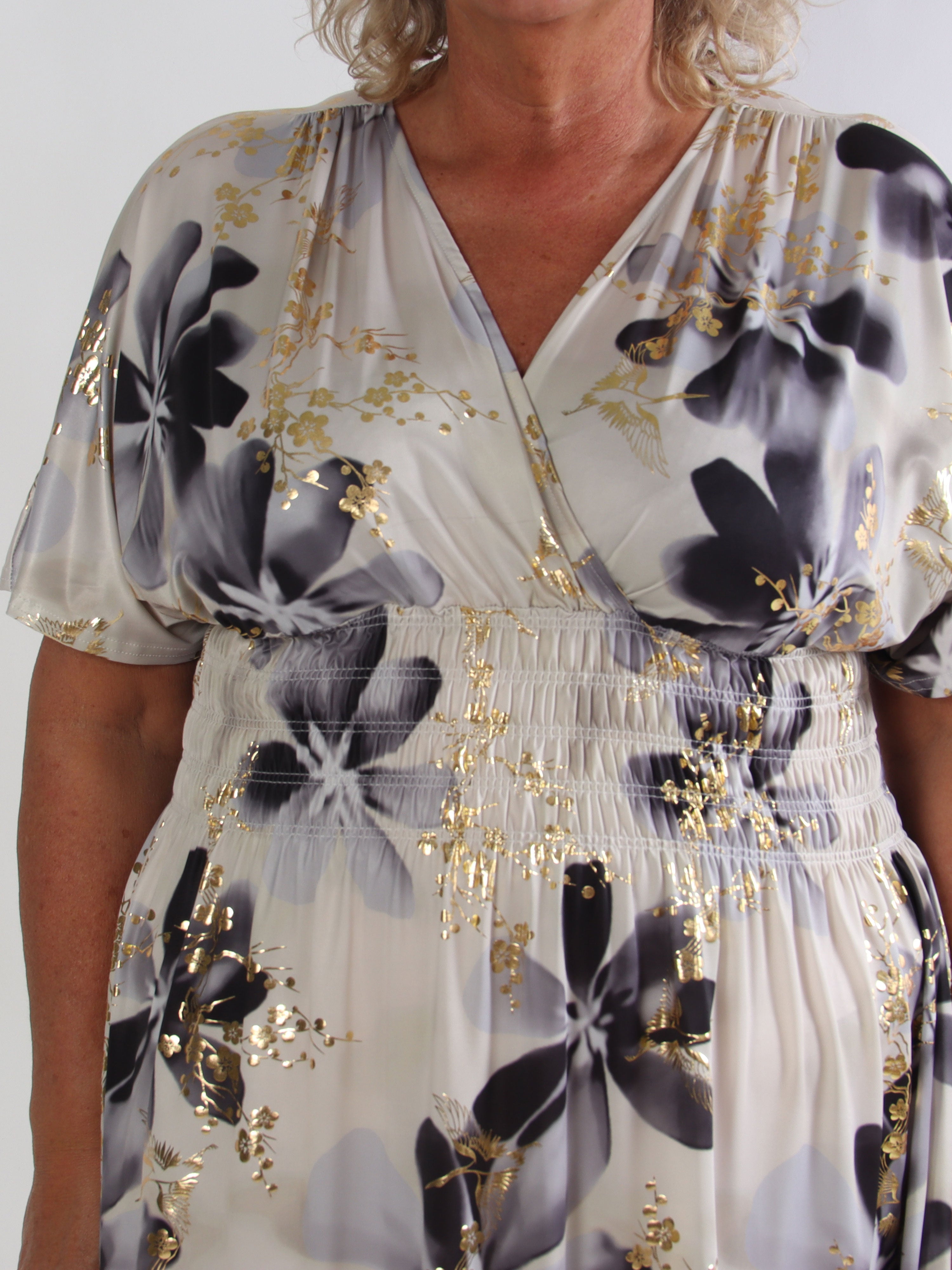 Pams Fleur Short - Plus size kjole med smock og japansk inspireret gulddetaljer